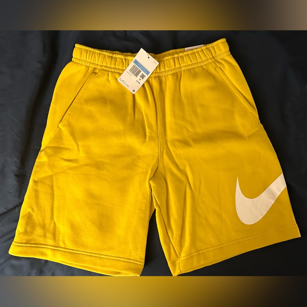 Nike men’s shorts size M brand new